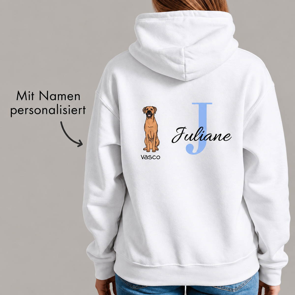 Sweat à capuche blanc avec initiale personnalisée et motif de chien au dos.