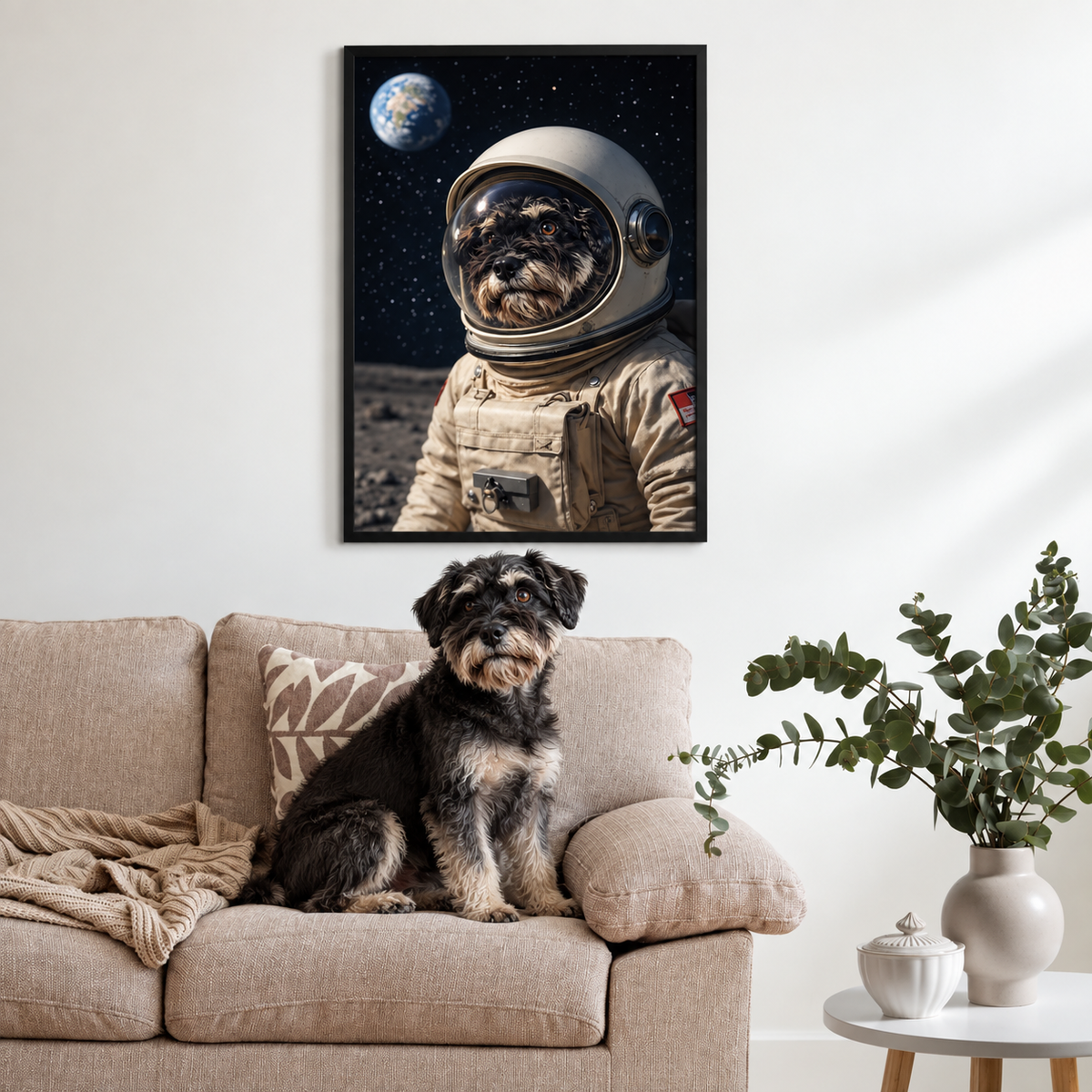 Poster d'un chien en combinaison d'astronaute devant la planète Terre dans l'espace, dans un cadre noir.