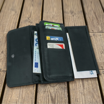 Portefeuille noir aspect daim, ouvert, avec emplacements pour cartes et place pour les billets.