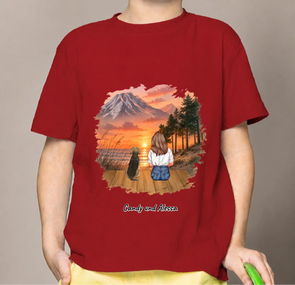 T-shirt enfant rouge avec impression personnalisée d'une personne et d'un chien dans un paysage.