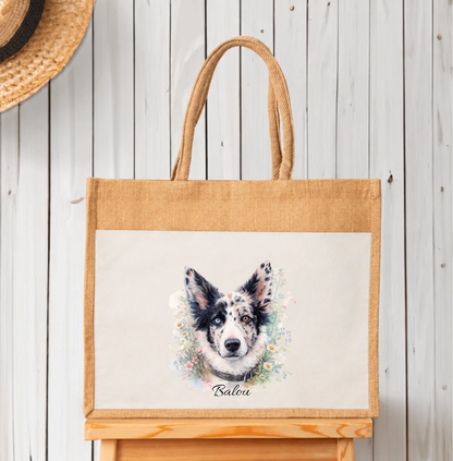 Sac cabas personnalisé en jute avec motif de chien aquarelle et nom. Design coloré sur fond beige clair.