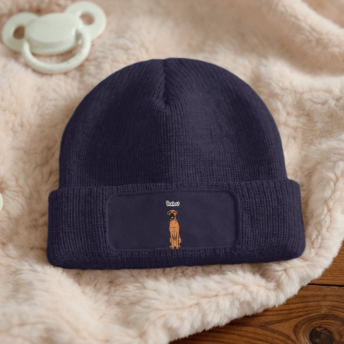Bonnet en tricot bleu foncé avec motif de chien et étiquette personnalisable.