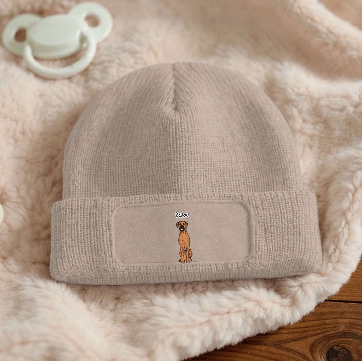 Bonnet beige personnalisé avec motif de chien brodé sur le devant.