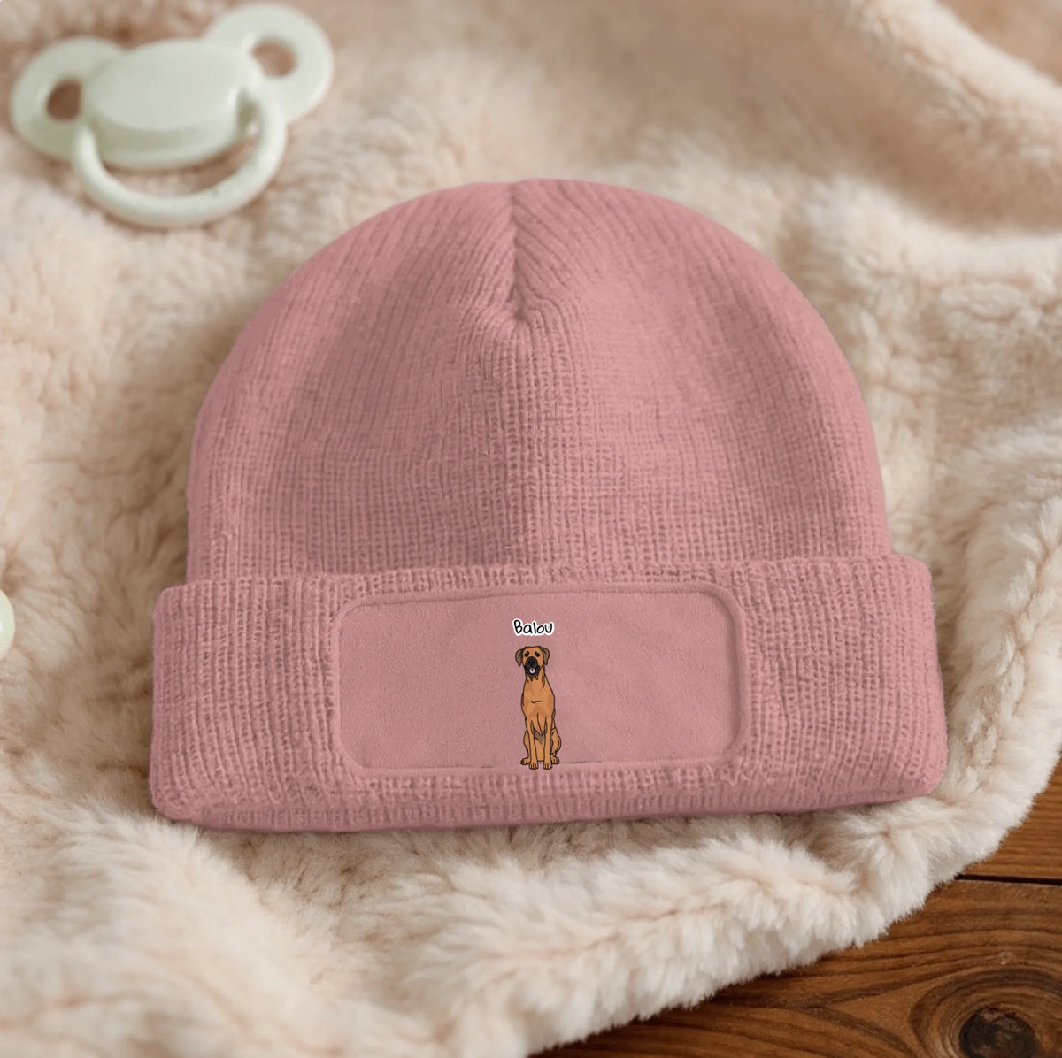 Bonnet en tricot rose avec motif de chien et zone de texte.