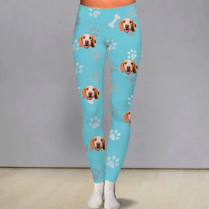 Legging bleu personnalisé avec motifs de chiens et de pattes. Mélange élasthanne pour plus de confort.