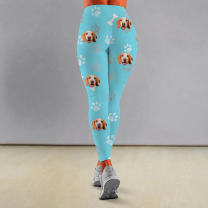 Legging bleu personnalisé avec motifs de chiens et de pattes, matière extensible.