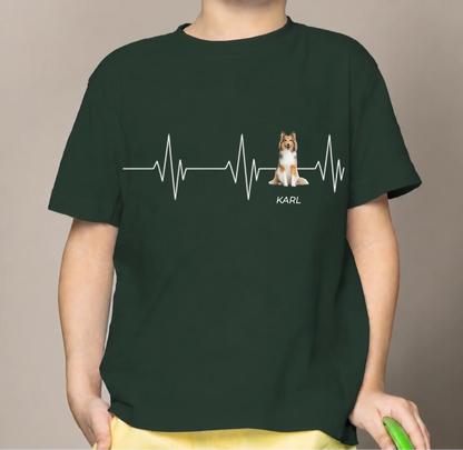 T-shirt enfant vert foncé avec motif battement de cœur et image de chien, personnalisé avec le prénom Karl.