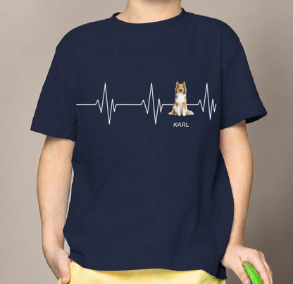 T-shirt enfant bleu en coton avec design battement de cœur et motif de chien. Prénom “KARL” imprimé.
