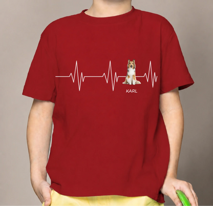 T-shirt enfant rouge en coton avec motif battement de cœur et chien, personnalisé avec le prénom Karl.