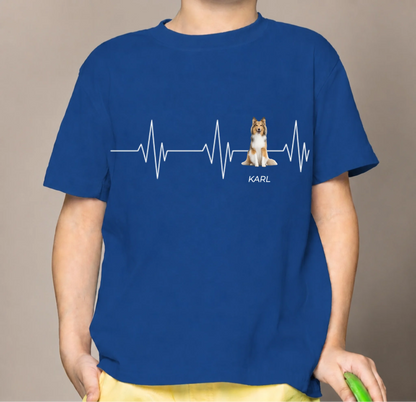 T-shirt enfant bleu avec imprimé battement de cœur et motif de chien, personnalisé avec le prénom Karl.