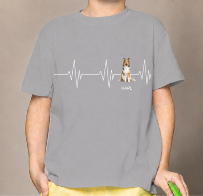 T-shirt enfant gris avec motif battement de cœur et image de chien, personnalisé avec le prénom “KARL”.