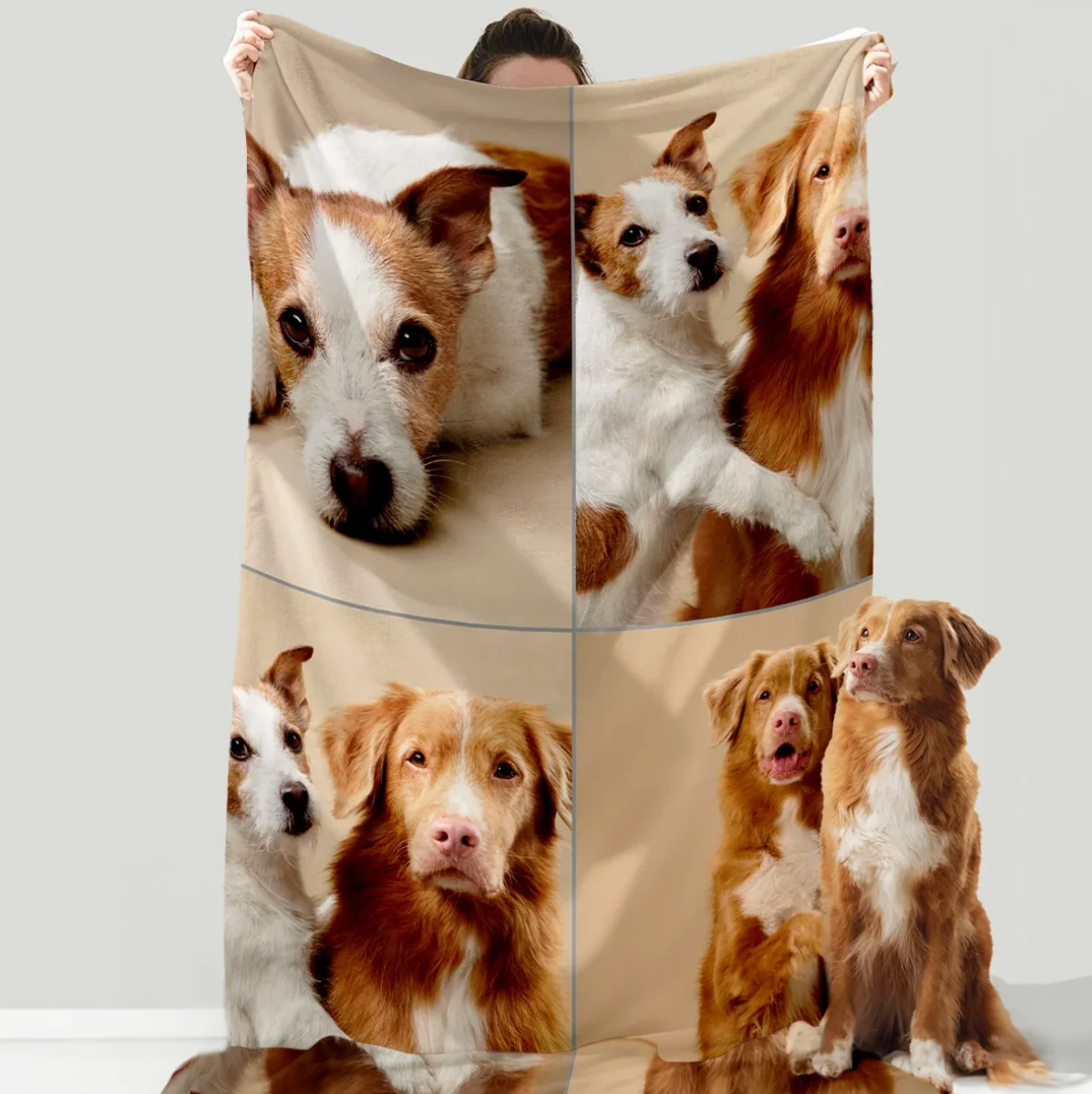 Couverture personnalisée avec quatre photos de chiens sur fond beige, tenue par une personne.