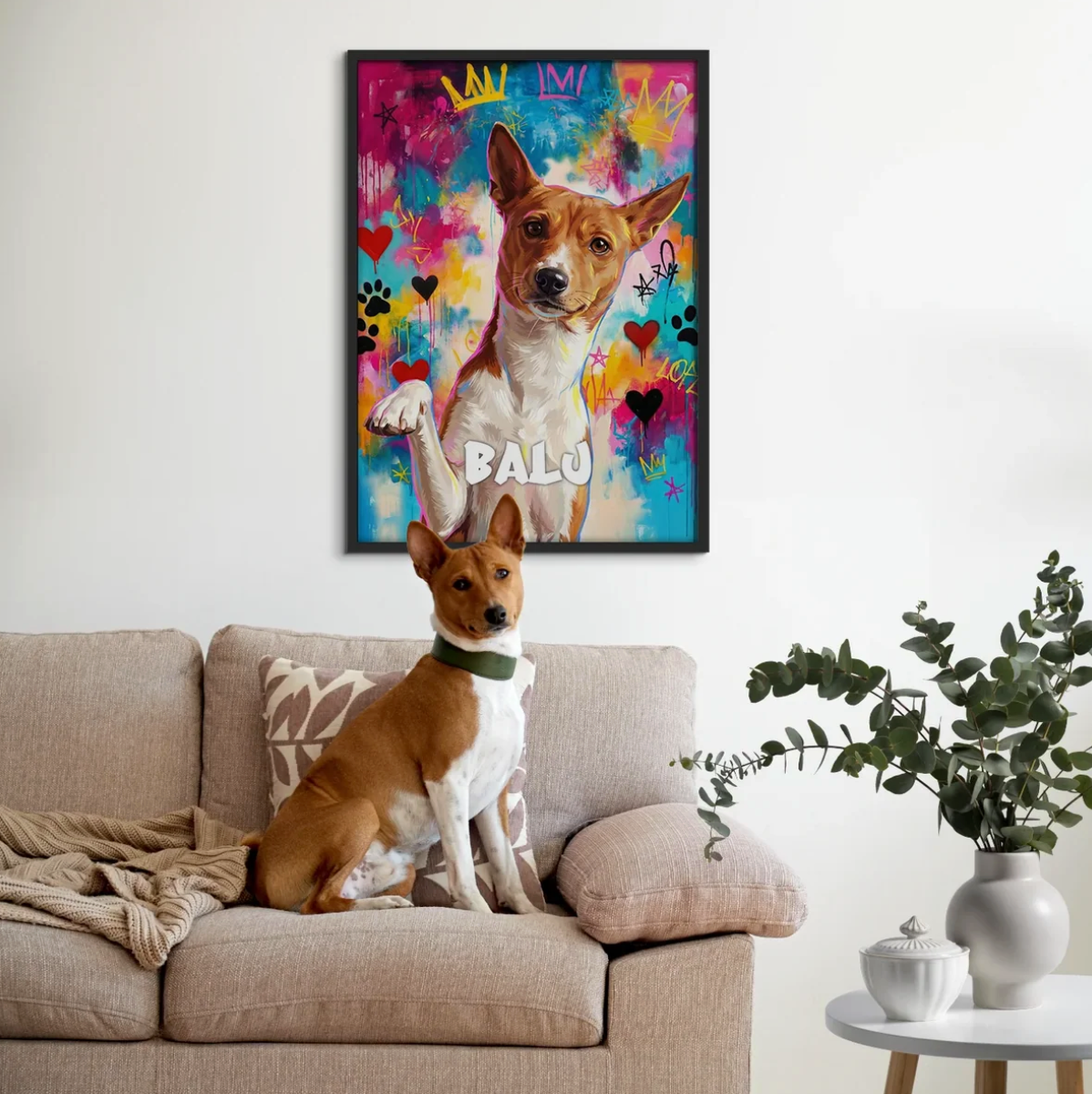 Poster graffiti personnalisé encadré avec photo de chien, à côté d'un chien sur un canapé.