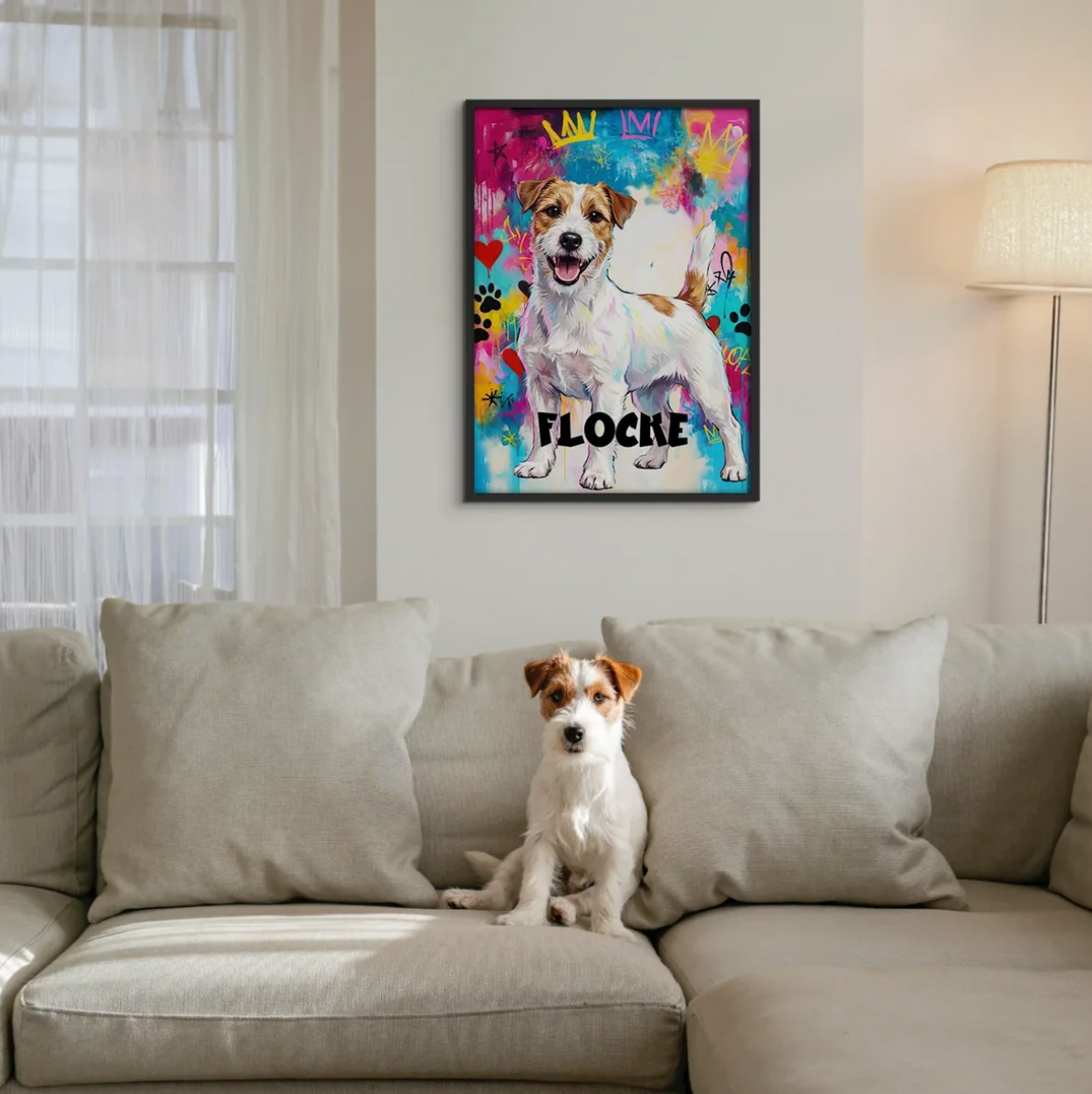 Poster graffiti personnalisé d'un chien nommé "FLOCKE" au design coloré, accroché au-dessus d'un canapé.