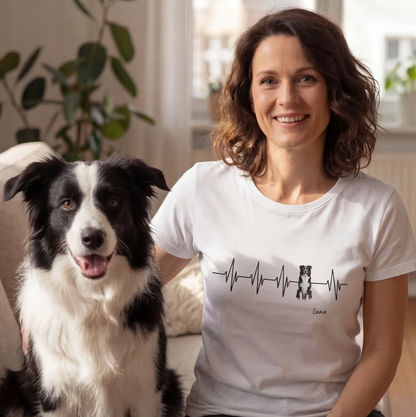 T-shirt blanc avec design battement de cœur et motif de chien, personnalisable. Femme assise sur un canapé avec un chien.