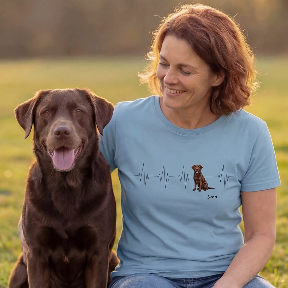 T-shirt bleu avec motif de chien et design battement de cœur, personnalisable.