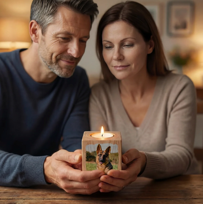 Des personnes tiennent ensemble un cube photophore en bois personnalisé avec photo et bougie allumée.
