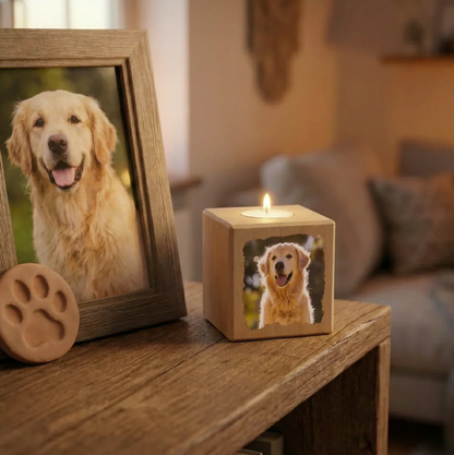 Cube photophore en bois personnalisé avec photo de chien, bougie chauffe-plat sur le dessus, couleur bois.