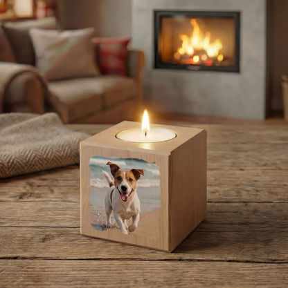 Cube photophore en bois clair personnalisé avec photo de chien et mèche allumée.