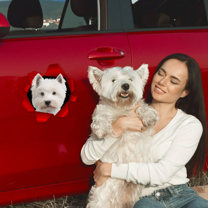 Personne avec un chien blanc, voiture rouge en arrière-plan, autocollant de voiture avec photo de chien.