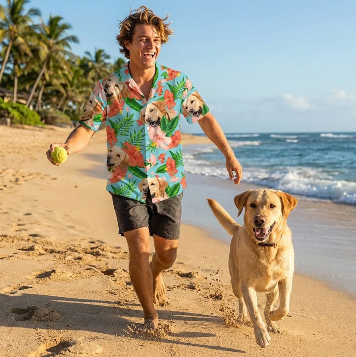 Homme en chemise hawaïenne personnalisée avec un chien sur la plage par beau temps. Chemise à motifs colorés de fleurs et de chiens.
