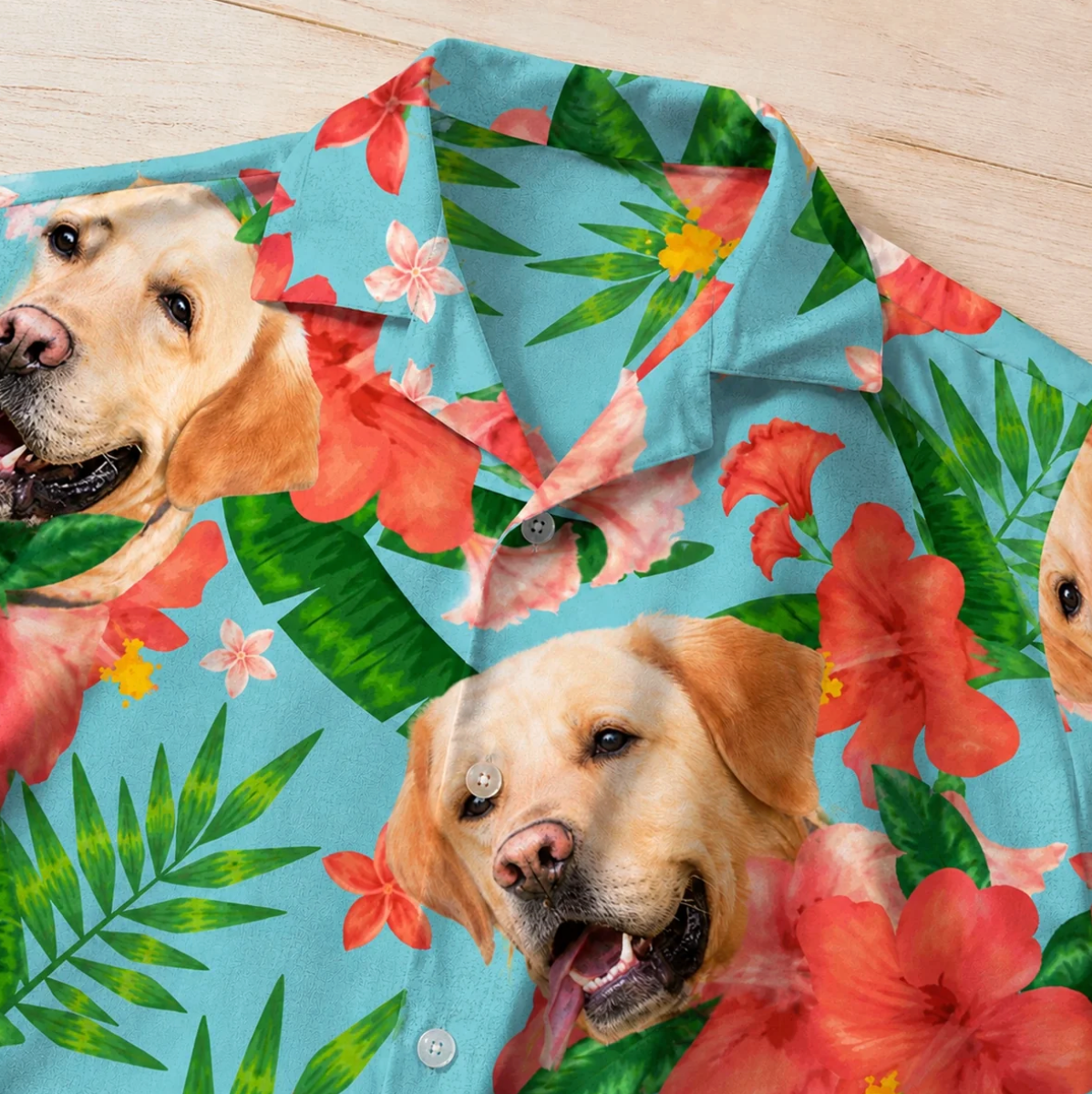 Chemise hawaïenne personnalisée à motifs de chiens, imprimé floral coloré sur fond turquoise.