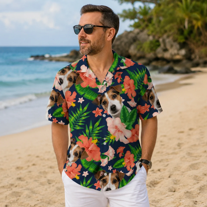 Homme portant une chemise hawaïenne personnalisée à motifs de chiens et fleurs colorées, sur la plage.