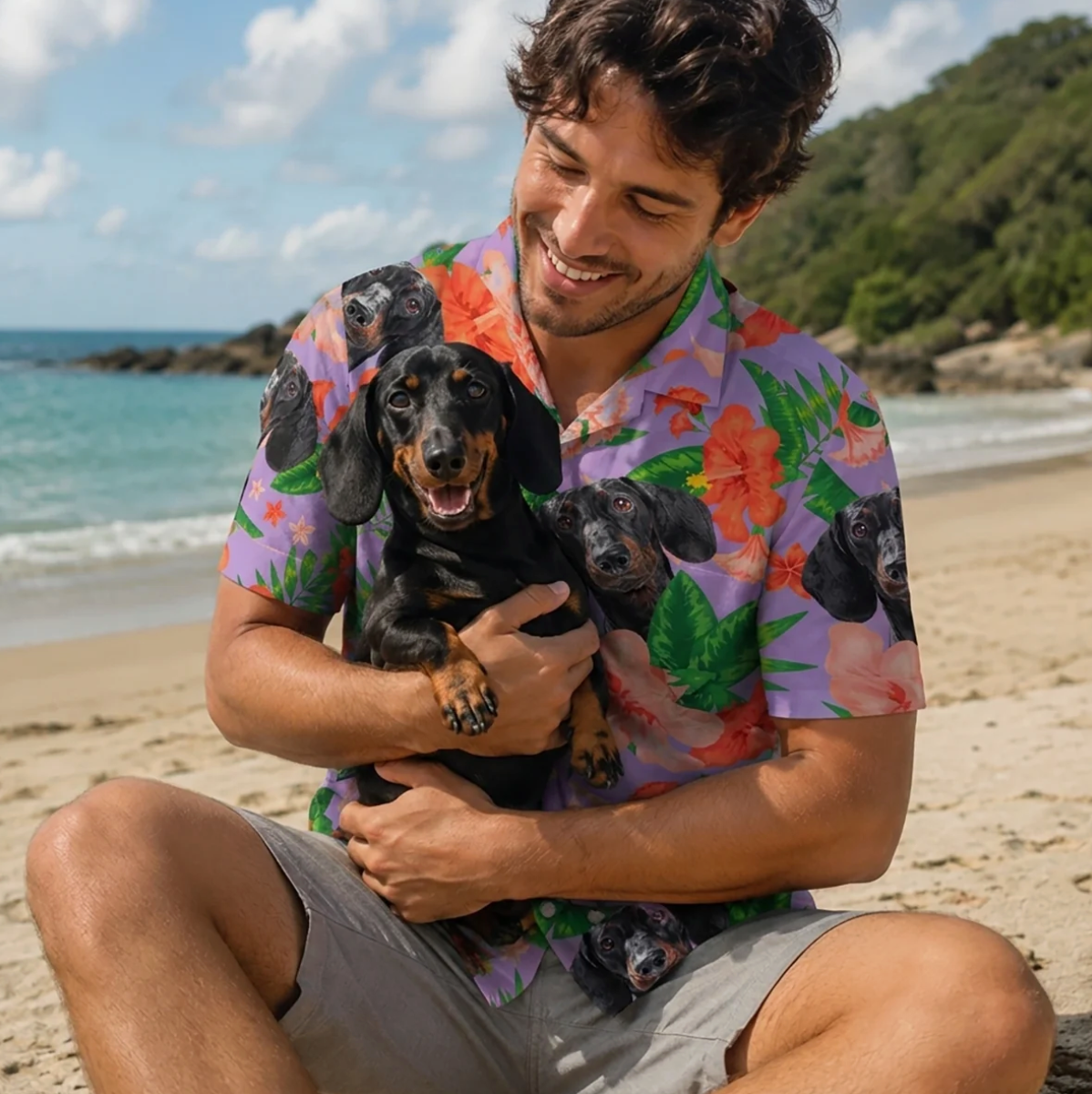 Homme tenant un chien et portant une chemise hawaïenne personnalisée à motif coloré sur la plage.
