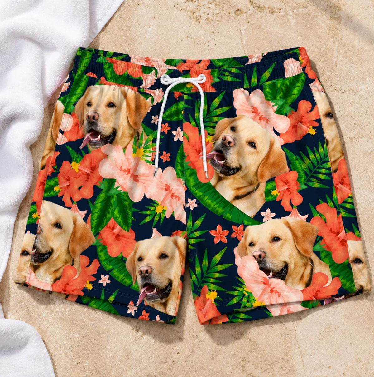 Short de bain personnalisé avec motif coloré de chiens et de fleurs sur fond sombre.
