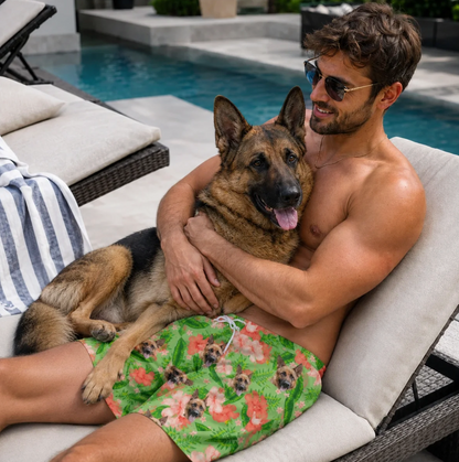 Personne assise sur un transat au bord de la piscine, portant un short de bain personnalisé à motifs de chiens sur fond vert.