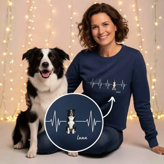 Sweat-shirt bleu foncé personnalisé avec motif battement de cœur et imprimé chien. Modèle assis avec un chien.
