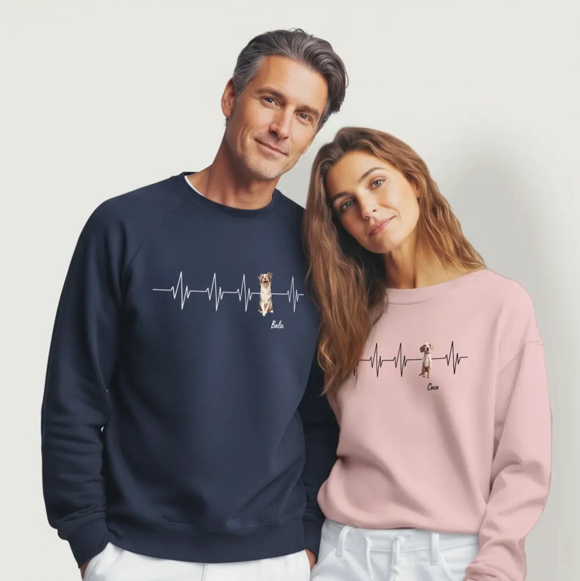 Deux sweat-shirts personnalisés bleu foncé et rose avec design battement de cœur et motifs de chiens.