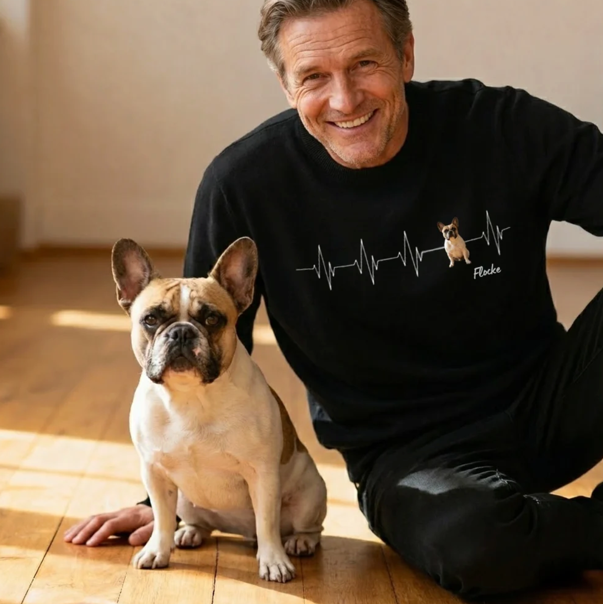 Sweat-shirt noir personnalisé avec motif battement de cœur et photo de chien. Un homme assis à côté d'un chien.