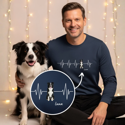Sweat-shirt bleu foncé avec design battement de cœur personnalisé et photo de chien. Modèle assis à côté d'un chien.