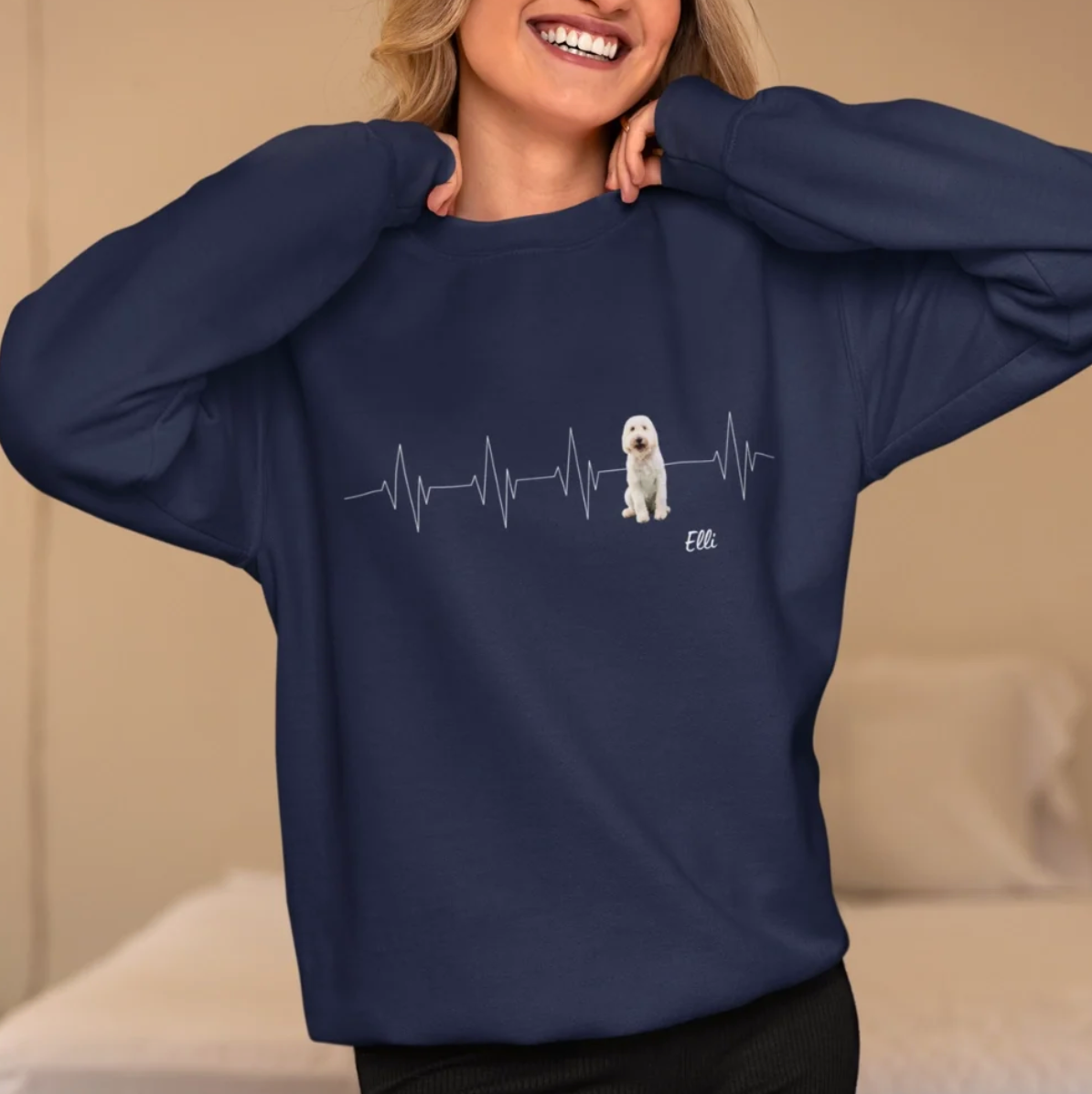 Sweat-shirt bleu avec motif battement de cœur et illustration de chien.
