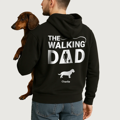 Sweat à capuche noir avec impression personnalisée "The Walking Dad" et motifs de chiens. Porté par un homme avec un chien.