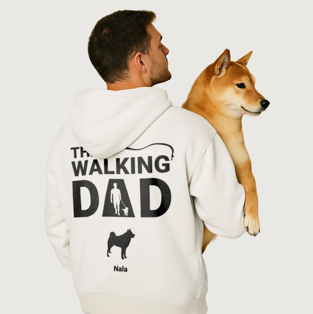 Sweat à capuche blanc avec impression dos "THE WALKING DAD" et motif de chien, modèle portant un chien.