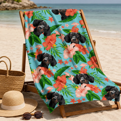 Serviette de plage personnalisée avec motif floral coloré et photo de chien sur fond bleu clair.