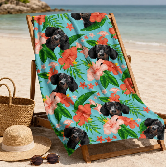 Serviette de plage personnalisée avec motif floral coloré et photo de chien sur fond bleu clair.