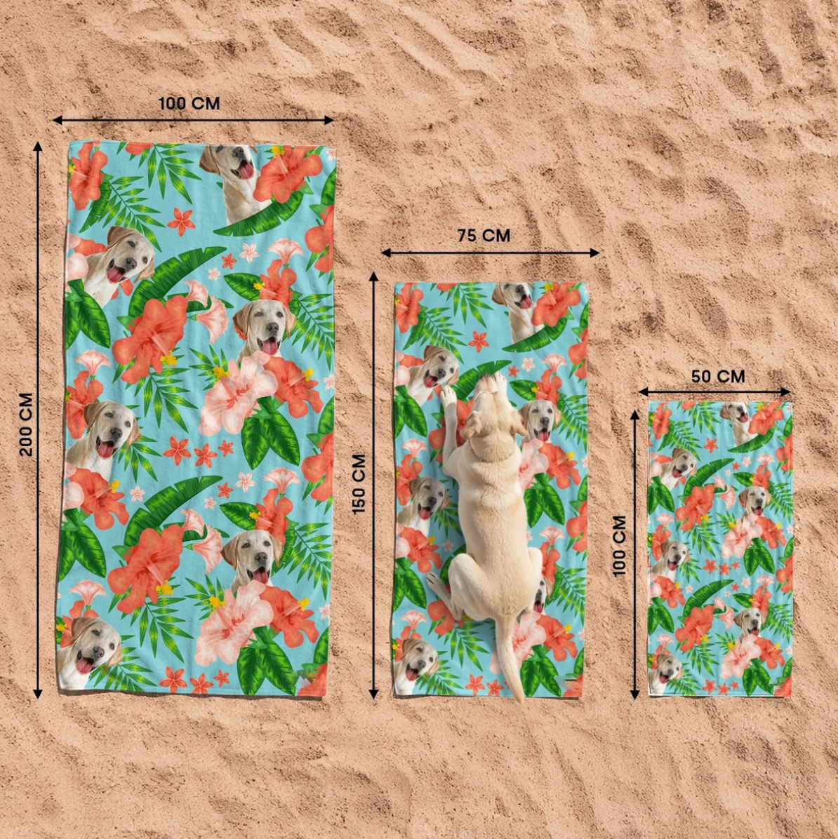 Trois serviettes de plage personnalisées avec motif de chien et fleurs colorées sur le sable.