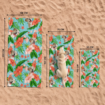 Trois serviettes de plage personnalisées avec motif de chien et fleurs colorées sur le sable.