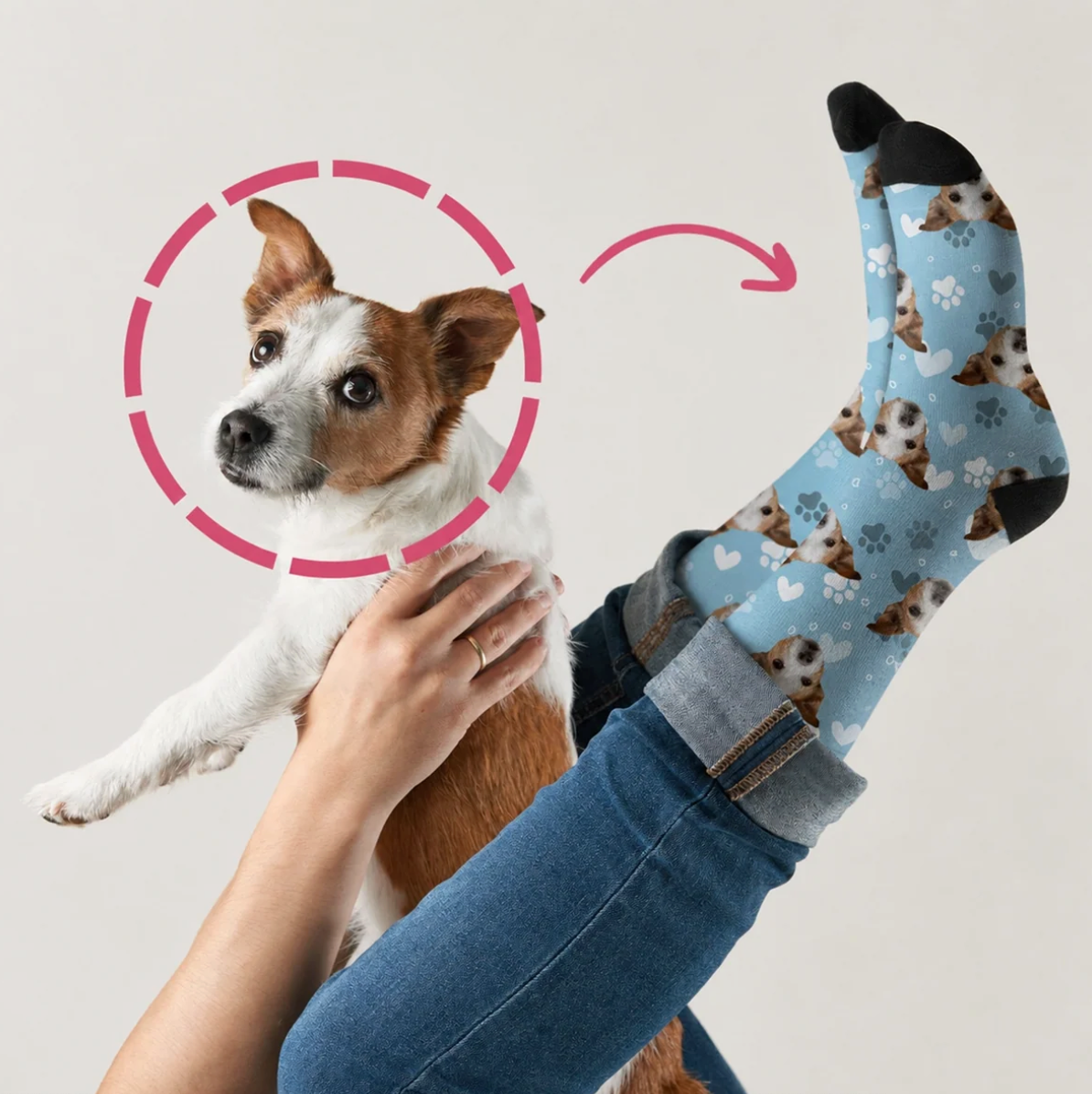 Chaussettes personnalisées à motif de chiens bleu et orteils noirs, portées par une personne avec un chien.