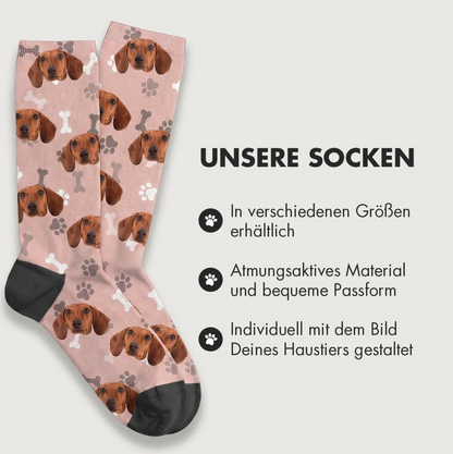 Chaussettes personnalisées à motifs de chiens sur fond rose et bord noir. Matière respirante.
