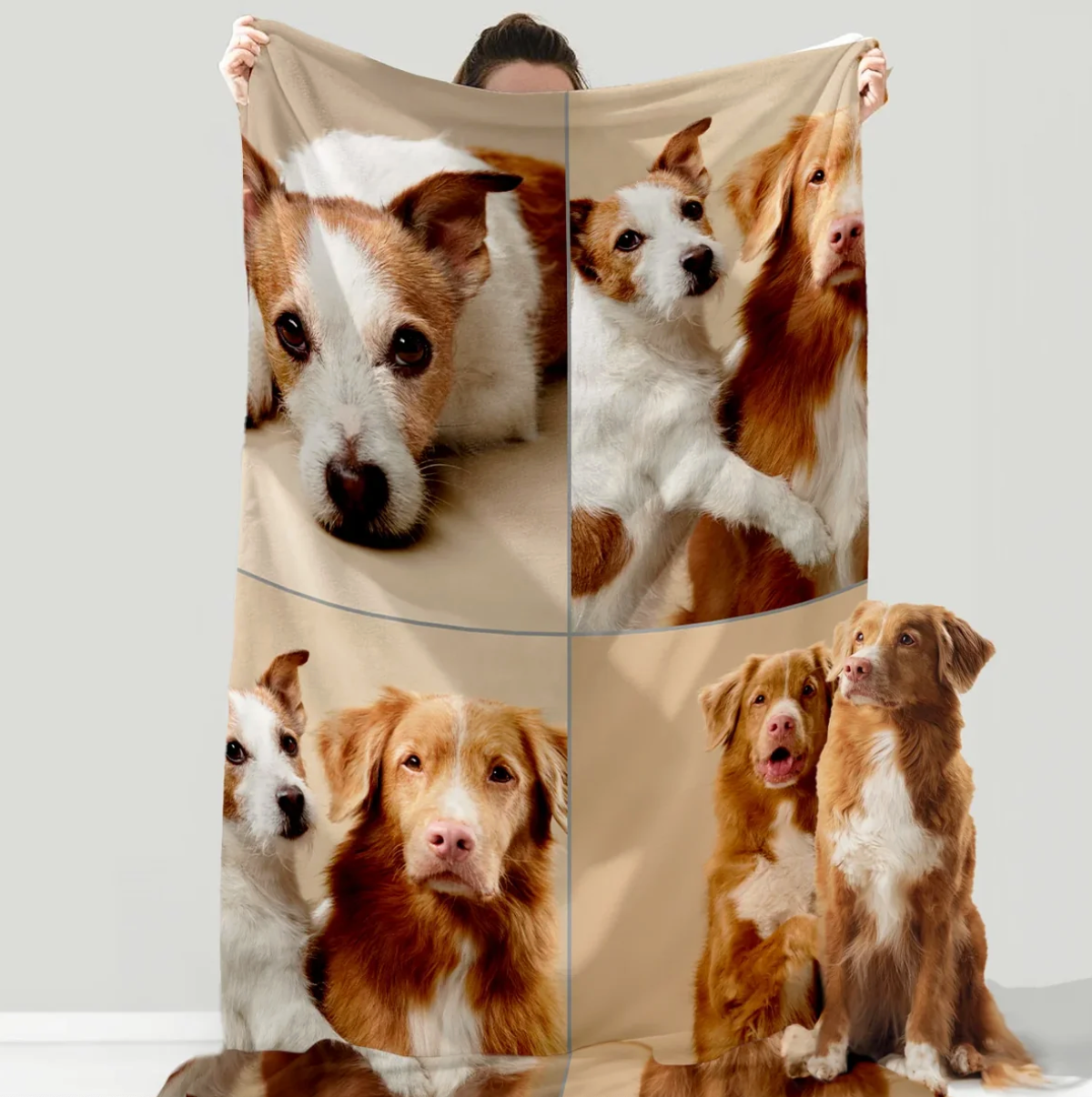 Couverture pour animal personnalisée avec photos de deux chiens sur fond beige.