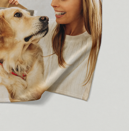 Couverture pour animal personnalisée avec photo d'une femme et d'un golden retriever, dans des tons doux.