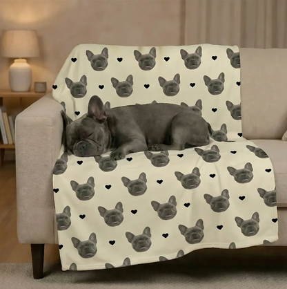 Couverture personnalisée avec têtes d'animaux sur fond beige, chien détendu dessus.