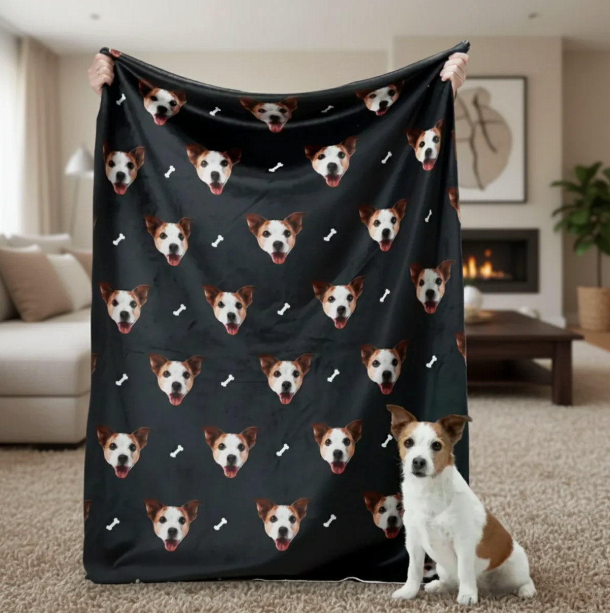 Couverture personnalisée avec têtes d'animaux sur fond noir, tenue par une personne avec un chien au premier plan.