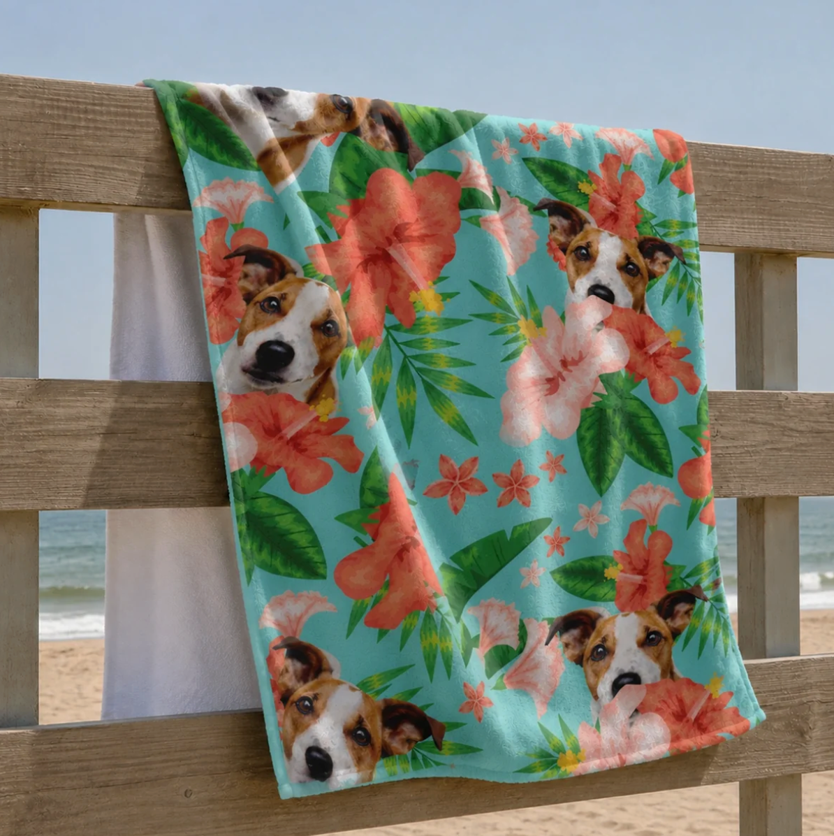 Serviette de plage personnalisée avec motif de chien et fleurs colorées sur fond bleu clair.