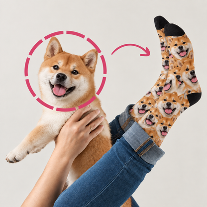 Chaussettes personnalisées avec motif photo de shiba inu, marron clair avec touches noires.