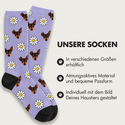 Chaussettes violettes à motifs de chiens et imprimé floral, respirantes et disponibles en plusieurs tailles.